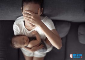 Mẹ cần làm gì khi bé sơ sinh ngủ ít.