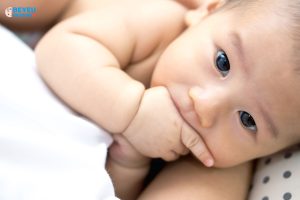 Bé hay mút tay liệu có sao không?