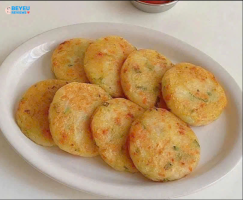 Đổi món cho bữa phụ của bé với bánh khoai tây trộn rau củ 