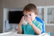 Bé trên một tuổi uống sữa công thức hay uống sữa tươi sẽ tốt hơn?