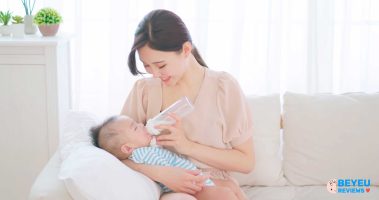 Mẹ cần lưu ý gì khi cho trẻ dùng kết hợp sữa mẹ và sữa công thức?