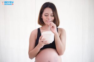 Mẹ bầu nên bổ sung nước dừa thế nào cho hợp lý