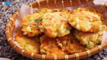 Mách mẹ cách làm bánh tôm yến mạch cho bé ăn dặm