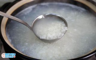 Mách mẹ cách nấu cơm nát cho bé nhanh gọn lẹ