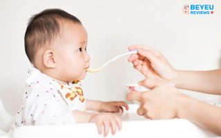 Bé mấy tháng có thể ăn được cơm nát?