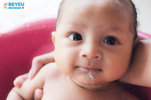 Trẻ sơ sinh hay bị nôn trớ sau khi bú có sao không?