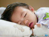 Trẻ bị đổ mồ hôi trộm có nguy hiểm không? Khi nào cần đi khám?