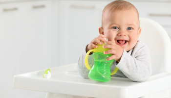 Những sai lầm khi cho con uống nước của ba mẹ