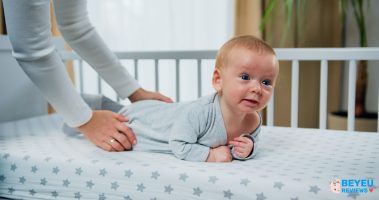Bé cùng tháng đã lẫy, con mình chưa: Khi nào là bình thường, khi nào cần lo?