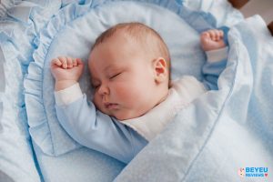 Trẻ khi ngủ hay trườn bò, lăn lộn khắp giường có đáng lo ngại?