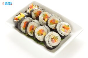 Cuối tuần đổi vị cho con với cơm cuộn rau củ xúc xích siêu ngon