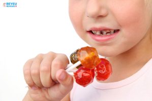 Trẻ bị sún răng sữa có ảnh hưởng răng vĩnh viễn không?