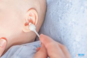 Có cần thiết phải lấy ráy tai cho trẻ sơ sinh không?