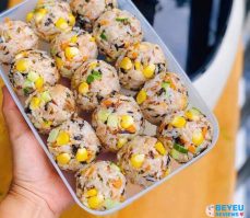 Mách mẹ cách làm cơm nắm cá hồi bé nào cũng mê