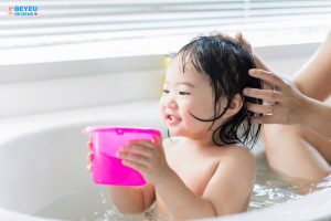 Bé mấy tuổi có thể dùng dầu gội của người lớn?
