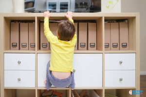 Trẻ thích leo trèo có phải là nghịch ngợm nguy hiểm cần ngăn cản?