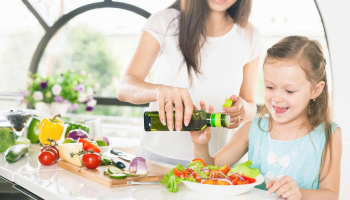 Vì sao nên dùng dầu ăn dặm chuyên dụng khi nấu đồ ăn cho trẻ nhỏ?